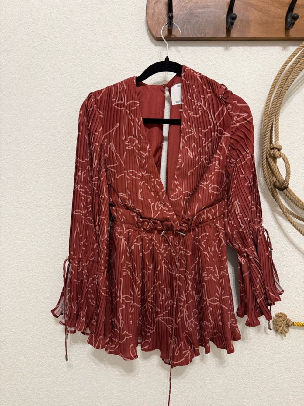 🎀 C/MEO COLLECTIVE Pleated Floral Romper - Rust / Pink